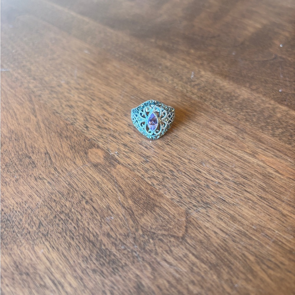Size 8 ring - Picture 2 of 11